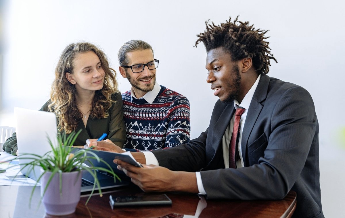 Financieel overleg in een professionele kantooromgeving