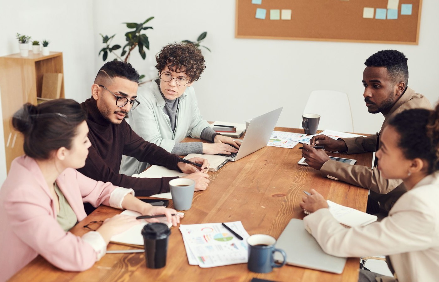 Zakelijke professionals bespreken financiële rapporten tijdens een vergadering